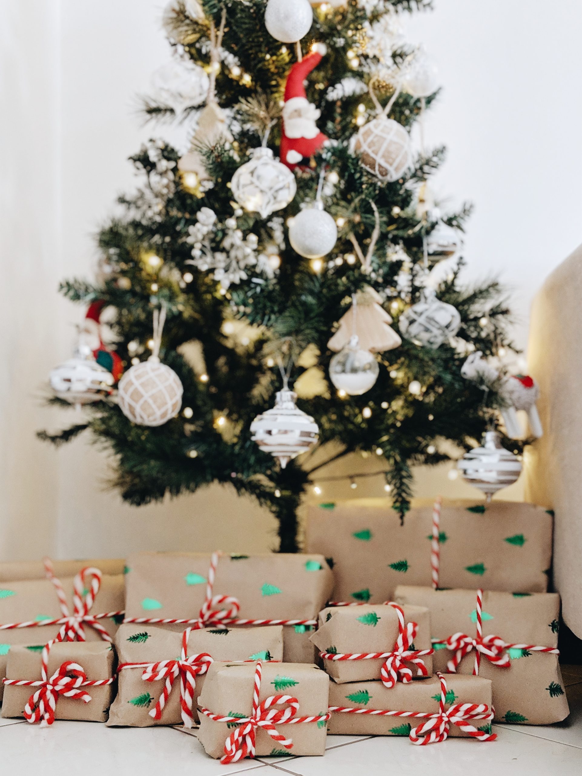 juliana-malta-H_QRDnhsvZo-unsplash christmas tree with wrapped presents